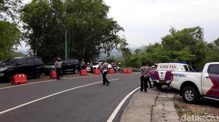 Kecelakaan bus pariwisata di kawasan Bukit Bego, Imogiri, Bantul, tewaskan 13 orang. Polisi pun datangi lokasi kejadian untuk mengusut kecelakaan maut tersebut.