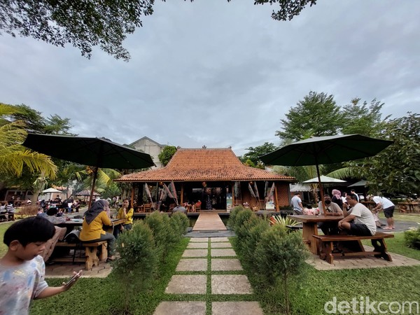 Walau ini kedai kopi, namun tak semata-mata mereka hanya menyajikan pilihan kopi saja. Ragam minuman dan makanan bisa juga dinikmati di sini. Mereka juga punya beberapa pilihan dessert untuk menemani obrolan kamu. Walau ini kedai kopi, namun tak semata-mata mereka hanya menyajikan pilihan kopi saja. Ragam minuman dan makanan bisa juga dinikmati di sini. Mereka juga punya beberapa pilihan dessert untuk menemani obrolan kamu.