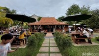 Walau ini kedai kopi, namun tak semata-mata mereka hanya menyajikan pilihan kopi saja. Ragam minuman dan makanan bisa juga dinikmati di sini. Mereka juga punya beberapa pilihan dessert untuk menemani obrolan kamu.