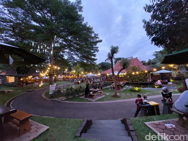 Fasilitas di sini juga lengkap. Terdapat toilet, musala, dan lahan parkir yang cukup luas untuk motor dan mobil. Setiap weekend mereka juga punya live music,lo. detikcom sarankan datang ke Bi Coffe saat sore saja, biar bisa menikmati live musik di Sabtu-Minggu. Kata pelayannya, saat pandemi live musik hanya ada pukul 4-6 sore saja di saat weekend. Fasilitas di sini juga lengkap. Terdapat toilet, musala, dan lahan parkir yang cukup luas untuk motor dan mobil. Setiap weekend mereka juga punya live music,lo. detikcom sarankan datang ke Bi Coffe saat sore saja, biar bisa menikmati live musik di Sabtu-Minggu. Kata pelayannya, saat pandemi live musik hanya ada pukul 4-6 sore saja di saat weekend.