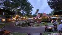 Fasilitas di sini juga lengkap. Terdapat toilet, musala, dan lahan parkir yang cukup luas untuk motor dan mobil. Setiap weekend mereka juga punya live music,lo. detikcom sarankan datang ke Bi Coffe saat sore saja, biar bisa menikmati live musik di Sabtu-Minggu. Kata pelayannya, saat pandemi live musik hanya ada pukul 4-6 sore saja di saat weekend.