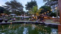 Untuk jam buka, cafe ini buka setiap hari pukul 10.00 WIB-21.00 WIB dan khusus hari Jumat buka pukul 13.00 WIB- 21.00 WIB. Selamat berkunjung!