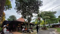 Kamu juga bisa pilih mau duduk di indoor atau outdoor, lo.