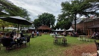 Lahan kedai ini cukup luas dengan banyak pilihan bangku. Baik kamu mau datang berdua, berlima, atau sekeluarga tersedia pilihan mejanya.