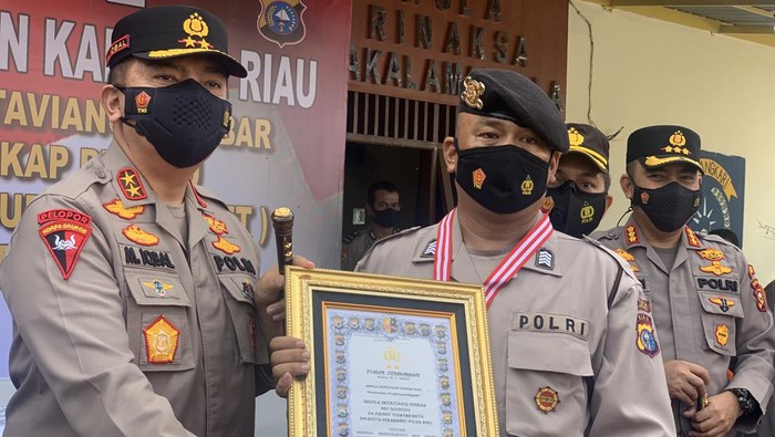 Bripka Oktavianus, anggota Polsek Tenayan Raya, diberi penghargaan dari Kapolda Riau Irjen Mohammad Iqbal, karena aksi heroik ringkus jambret perampas ponsel seorang ibu di Riau.