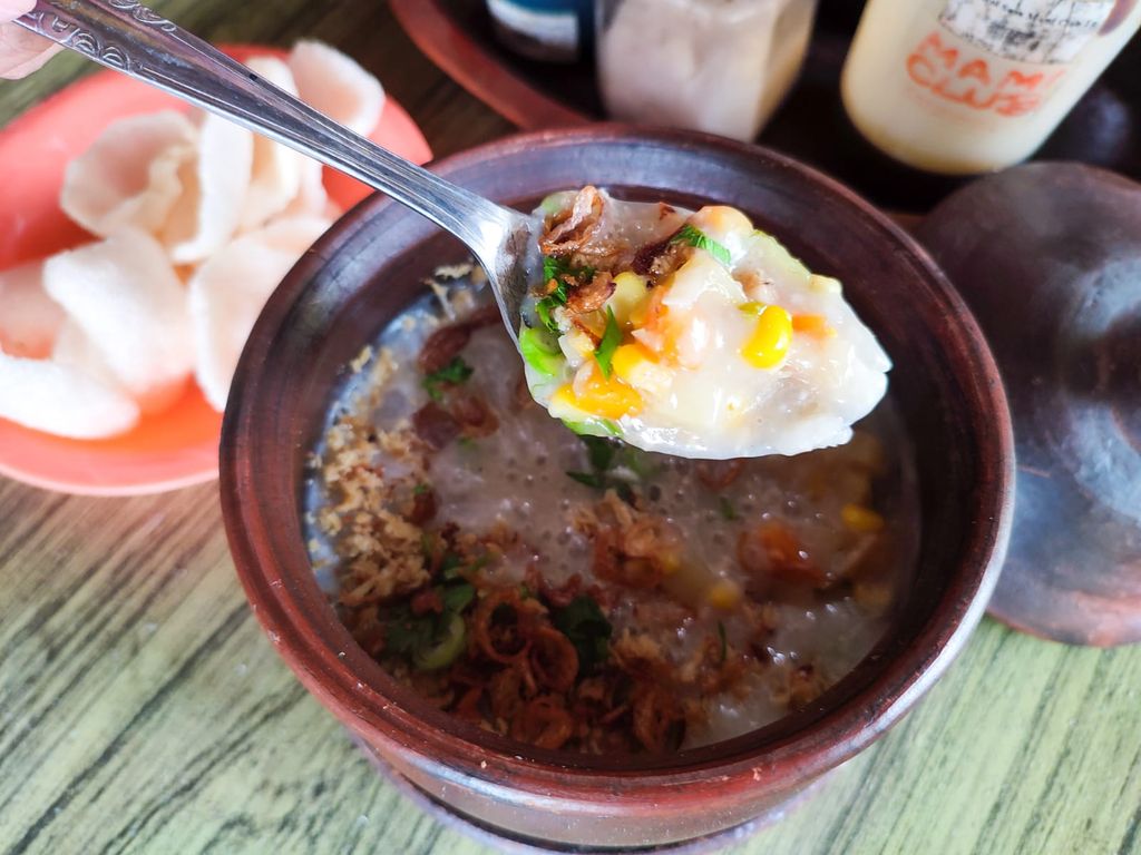 Bubur Bakar Pakai Wadah Kendil