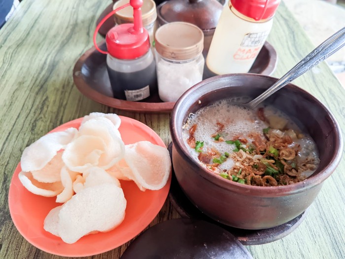 Bubur Bakar Pakai Wadah Kendil