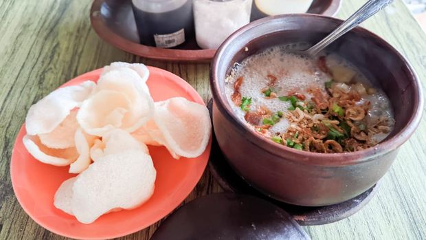 Bubur Bakar Pakai Wadah Kendil