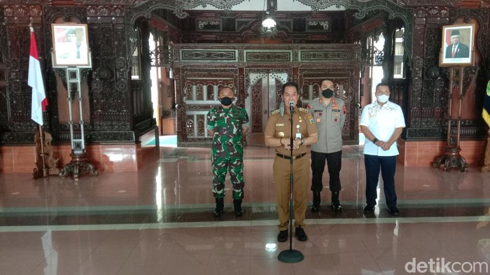 Bupati Kudus HM Hartopo dan Forkopimda melaporkan perkembangan kasus COVID-19, Senin (7/2/2022)