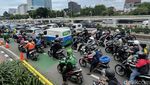 Buruh Demo di DPR, Lalin Jalan Gatot Subroto Macet