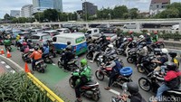 Nampak kemacetan di sekitar Gedung DPR/MPR Jakarta akibat demo buruh.