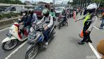 Buruh Demo di DPR, Lalin Jalan Gatot Subroto Macet