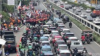 Pantauan di lokasi sekitar pukul 12.00 WIB, buruh memadati depan Gedung DPR/MPR RI, Jakarta, hingga menutup tiga lajur di Jalan Gatot Subroto.