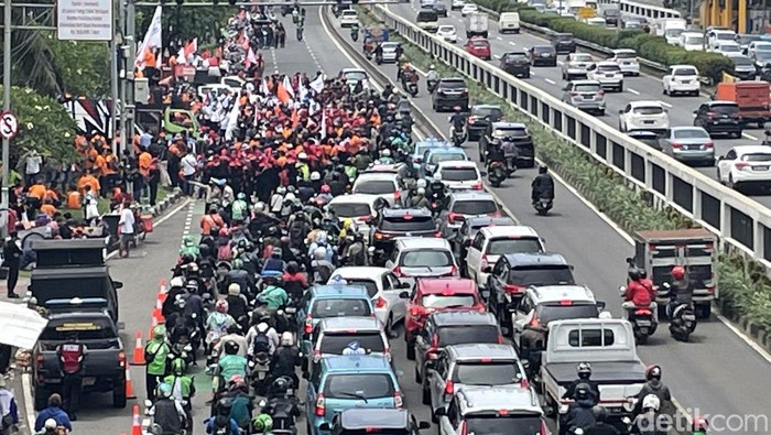 Buruh Demo di DPR, Lalin Jalan Gatot Subroto Macet Aliansi buruh menggelar aksi demo di depan gedung DPR-RI, Senin (7/2). Lalu lintas jalan Gatot Subroto arah Slipi tersendat.