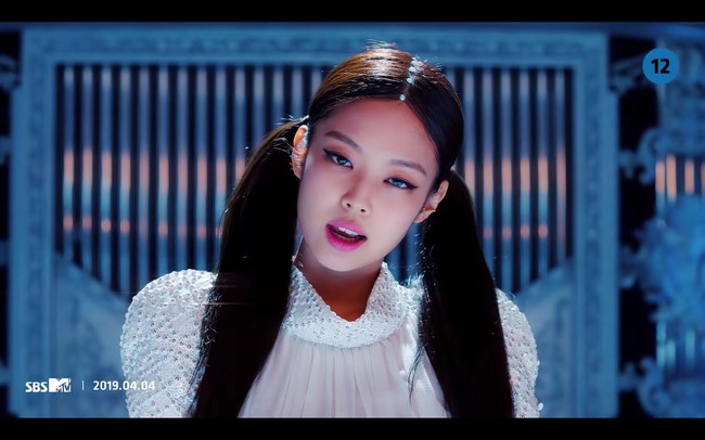 Tak kalah mahal, dalam video klip Kill This Love, Jennie BLACKPINK memakai puff sleeved white top koleksi Chanel seharga Rp 282 juta. Foto: dok YouTube BLACKPINK