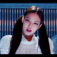 Tak kalah mahal, dalam video klip Kill This Love, Jennie BLACKPINK memakai puff sleeved white top koleksi Chanel seharga Rp 282 juta. Foto: dok YouTube BLACKPINK