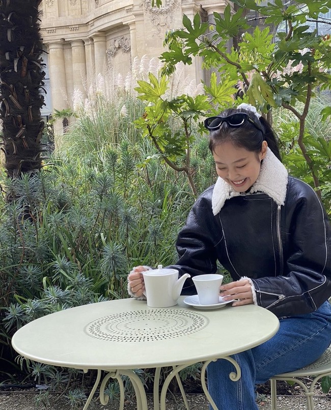 Saat nongkrong di Paris, Jennie memakai shearling bomber jacket keluaran Alaia. Jaket kulit dengan detail kerah itu harganya mencapai Rp 109 jutaan. Foto: dok Instagram jennierubyjane
