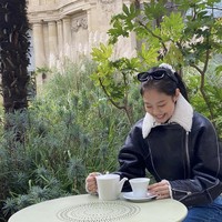 Saat nongkrong di Paris, Jennie memakai shearling bomber jacket keluaran Alaia. Jaket kulit dengan detail kerah itu harganya mencapai Rp 109 jutaan. Foto: dok Instagram jennierubyjane