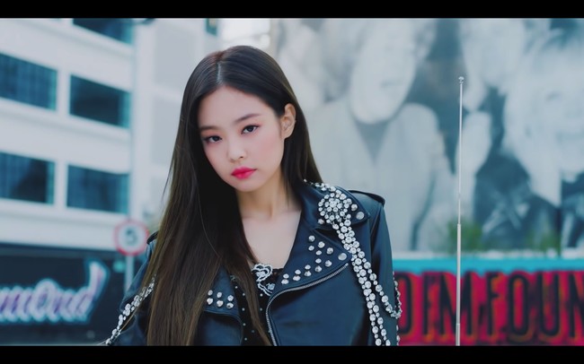 Kekasih G-Dragon itu terlihat memakai biker jacket keluaran Gucci dalam video klip SOLO. Harga jaket kulit dengan detail kristal pada kerahnya itu mencapai Rp 129 jutaan. Foto: dok YouTube BLACKPINK