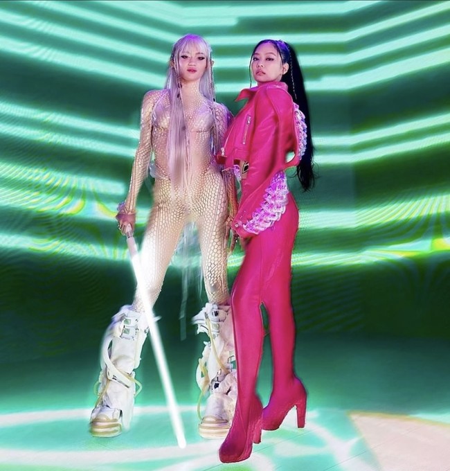 Baru-baru ini, Jennie BLACKPINK muncul dalam video klip Grimes ’Shinigami Eyes’. Dia memakai biker jacket rancangan Asher Levine yang hampir dimuseumkan. Candy Moto bicker jacket didesain dengan lampu LED dan ditaksir seharga Rp 993 juta. Foto: dok Instagram asherlevine