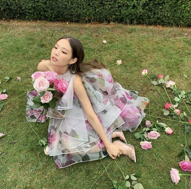 Jennie BLACKPINK memakai lebih dari 20 baju dalam video klip SOLO. Salah satunya ruffled mesh gown dari koleksi Off White yang mencapai Rp 170 juta. Foto: dok Instagram jennierubyjane