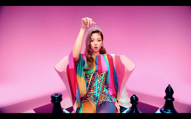 Harga baju yang dikenakan Jennie BLACKPINK dalam video klip DDU-DU DDU-DU sekitar Rp 138 juta. Dia memakai rainbow chiffon gown dan rainbow corset belt keluaran Dolce & Gabbana. Foto: dok YouTube BLACKPINK