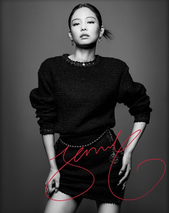 Global ambassador Chanel itu menonton show yang dihelat pada Maret 2021. Dia memakai dress hitam dari koleksi Chanel Fall Winter 21/22 seharga Rp 198 jutaan. Foto: dok Instagram jennierubyjane