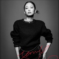 Global ambassador Chanel itu menonton show yang dihelat pada Maret 2021. Dia memakai dress hitam dari koleksi Chanel Fall Winter 21/22 seharga Rp 198 jutaan. Foto: dok Instagram jennierubyjane