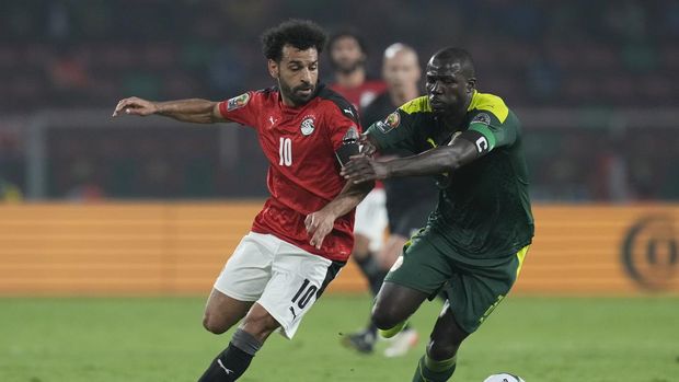 Cameroon African Cup Soccer Egypt's Mohamed Salah, left, is challenged by Senegal's Kalidou Koulibaly during the African Cup of Nations 2022 final soccer match between Senegal and Egypt at the Ahmadou Ahidjo stadium in Yaounde, Cameroon, Sunday, Feb. 6, 2022. (AP Photo/Themba Hadebe)