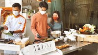 Sempat dihebohkan karena meninggalkan Dimas Baam demi Thoriq Halilintar, Chika ternyata pernah masak bareng dengan Dimas. Keduanya tampak kompak menyajikan makanan hingga cantik penyajiannya. Foto: Instagram/chandrika_