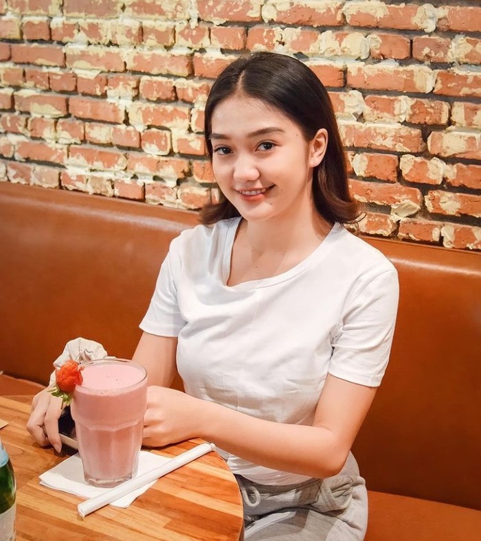 Chika Chandrika 10 Gaya Chika Chandrika Saat di Kafe hingga Hangout di Pinggir Pantai