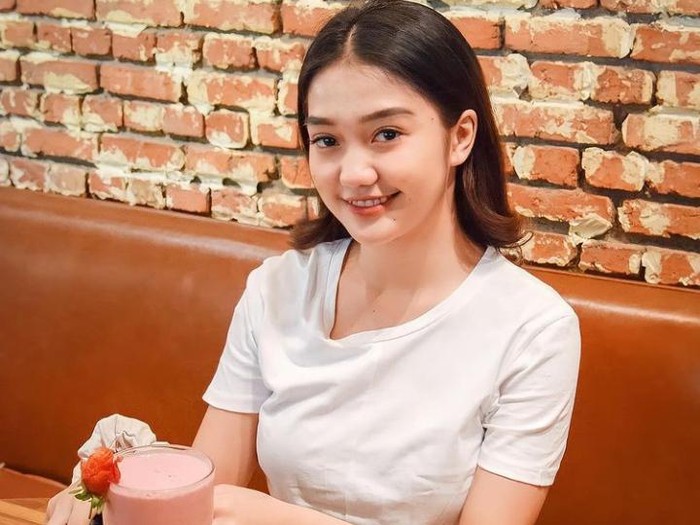 10 Gaya Chika Chandrika Saat di Kafe hingga Hangout di Pinggir Pantai