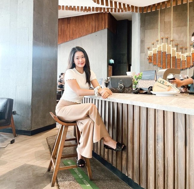 Usai namanya banyak jadi perbincangan karena dikaitkan dengan penangkapan bos PS Store, Pute Siregar dan artis Rico Valentino, Chika belum jugs terlihat memberikan penjelasan.  Foto: Instagram/chandrika_