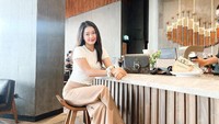 Chika hobi bersantai di kafe-kafe yang tenang. Memilih untuk duduk di meja bar, Chika terlihat tengah memesan segelas minuman dan makanan enak.Foto: Instagram/chandrika_