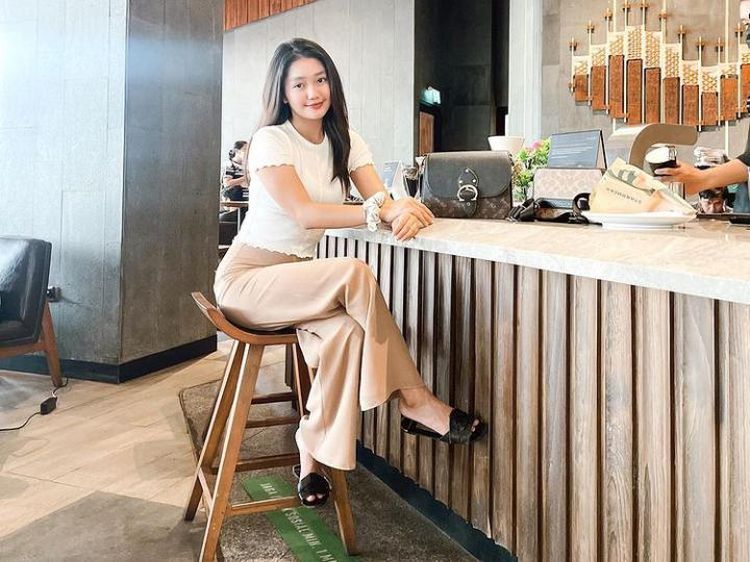 10 Gaya Chika Chandrika Saat di Kafe hingga Hangout di Pinggir Pantai