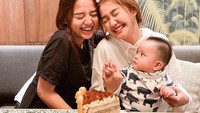 Merayakan hari ulang tahunnya, Chika mendapatkan kejutan dari sahabatnya. Kue yang manis dan lengkap dengan ucapan ulang tahun membuat Chika begitu bahagia. Foto: Instagram/chandrika_