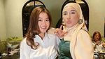 10 Gaya Chika Chandrika Saat di Kafe hingga Hangout di Pinggir Pantai