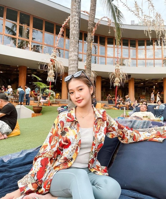 Sempat beberapa kali menyindir hubungan Thariq dengan Fuji membuat Chika jadi sering dibanding-bandingkan dengan adik almarhum Bibi Ardiansyah itu. Kini Chika kembali menjadi sorotan usai disangkut pautkan dengan kasus pengeroyokan Rico Valentino dan Putra Siregar. Kabarnnya saat itu Rico berkelahi karena membela Chika. Foto: Instagram/chandrika_