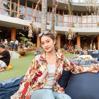 Sempat beberapa kali menyindir hubungan Thariq dengan Fuji membuat Chika jadi sering dibanding-bandingkan dengan adik almarhum Bibi Ardiansyah itu. Kini Chika kembali menjadi sorotan usai disangkut pautkan dengan kasus pengeroyokan Rico Valentino dan Putra Siregar. Kabarnnya saat itu Rico berkelahi karena membela Chika. Foto: Instagram/chandrika_