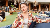 Memilih kafe dengan konsep area makan outdoor juga dipilih Chika untuk bersantai. Duduk bersandar pada bean bag, Chika mengenakan pakaian bermotif cerah dirinya tampak begitu menikmati suasana. Foto: Instagram/chandrika_