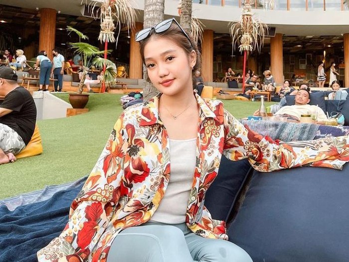 10 Gaya Chika Chandrika Saat di Kafe hingga Hangout di Pinggir Pantai