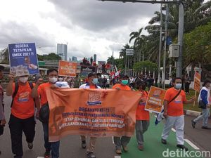 Massa Buruh Tolak Omnibus Law Mulai Berdatangan ke DPR