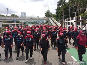 Demo di Depan DPR, Massa Buruh Tuntut UMP Selain Jakarta Direvisi