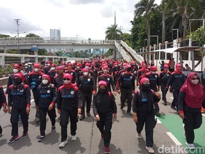 Massa Buruh Penuhi Depan Gedung DPR, Lalin Macet