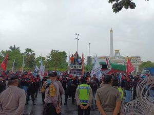 Massa Buruh Demo Omnibus Law Macetkan Jalan Pahlawan