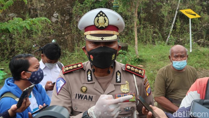 Dirlantas Polda DIY Kombes Iwan Saktiadi, di lokasi kecelakaan maut bus di Bantul, Senin (7/2/2022).