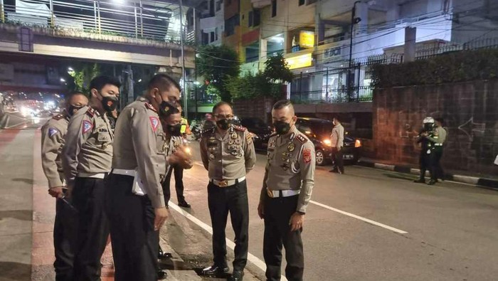 Dirlantas Polda Metro Jaya Kombes Sambodo mengecek lokasi mobil sedan terbakar di Senen, Jakarta Pusat