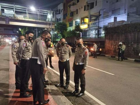 Dirlantas Polda Metro Jaya Kombes Sambodo mengecek lokasi mobil sedan terbakar di Senen, Jakarta Pusat