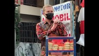 Membantu penjual roti, dr Oky lebih dulu mencoba merasakan menjadi penjual roti keliling. Ia memikul gerobak roti sambil keliling. Setelah itu ia memborong semua roti ini. Foto: Instagram @dr.okypratamaa