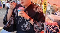 Jalan-jalan ke Jepang, dr Oky memilih jajan es krim. Ia tampak asyik menikmati es krim dengan mengenakan pakaian tradisional khas Jepang.  Foto: Instagram @dr.okypratamaa